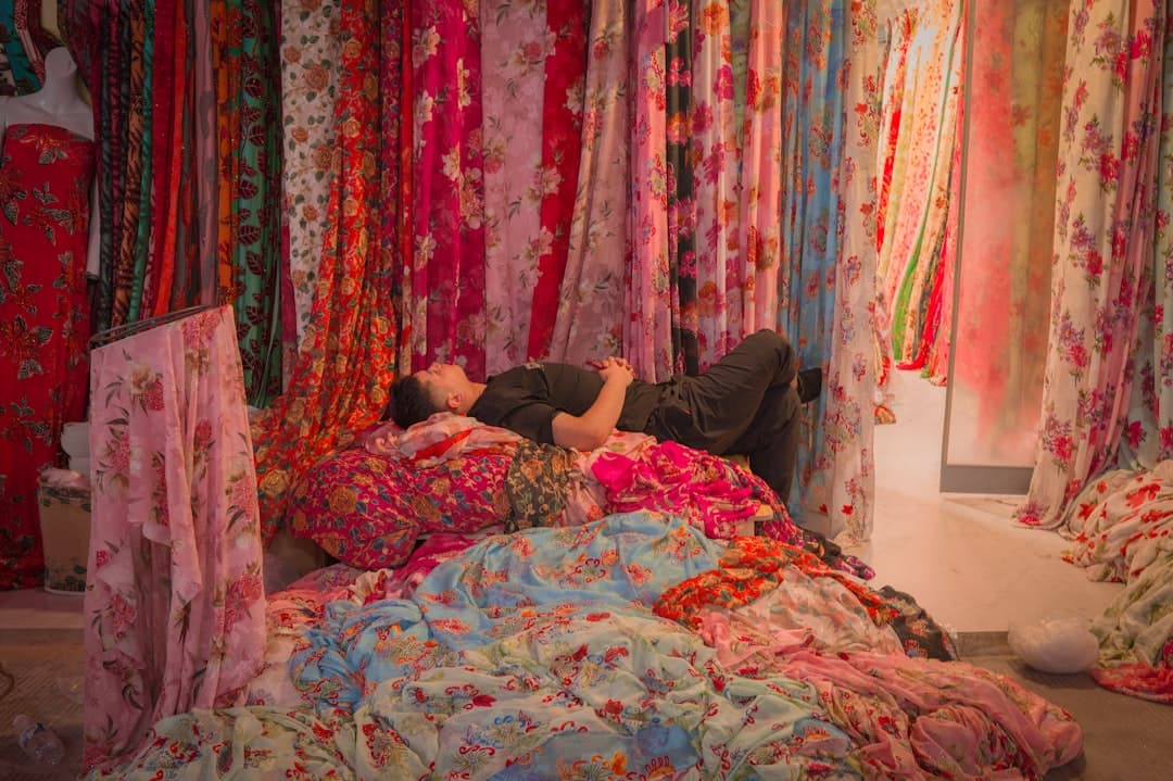 Tygrullar och textilier i butiken